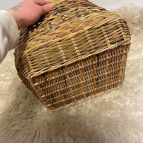 Super cute wicker basket with vine design on the sides - Picture 6 of 8